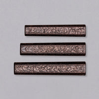 A traditional Japanese handle of octagonal shape, made of oak wood. Without a ferrule, this handle is anything but minimalistic. Featuring a unique, glossy pattern of wavy and twisting lines, it will give any blade an added dimension of elegance and luxury, as well as an improved grip due to its unique texture.