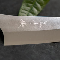 Kurosaki Bunka Gekko from the Gekko line is the work of a talented master blacksmith Yu Kurosaki. The minimalistic, lightweight, perfectly balanced blade is treated to a high polish. The knife features new VG-XEOS steel (61 HRC), which has excellent resistance to wear and corrosion, and is fitted with an oak handle.