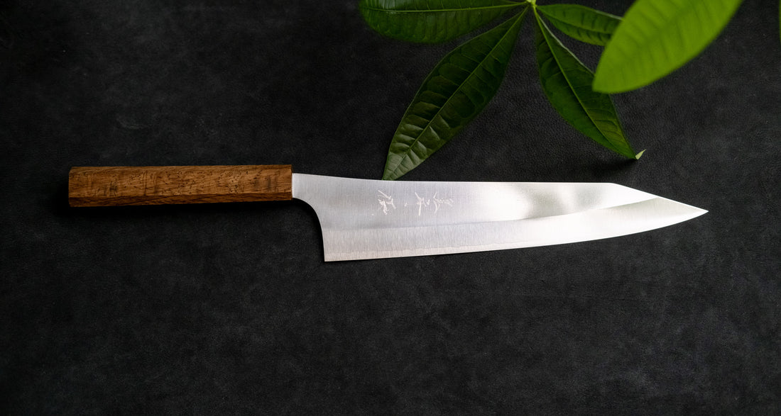 Kurosaki Gyuto from the Gekko line is made by master blacksmith Yu Kurosaki. The minimalistic, lightweight, perfectly balanced blade is treated to a high polish − hence the name Gekkō (月光) which means moonlight in Japanese. VG-XEOS steel (61 HRC), which has excellent resistance to wear and corrosion.
