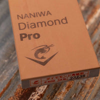 Naniwa Diamond Pro stone with grit #400 is a premium diamond plate of lower granulation that is excellent for knife sharpening even when we are dealing with very hard steel and ceramics, for which regular whetstones prove ineffective or too slow. It is suitable for all types of steel. The low grit makes it especially suitable for repairing damaged blades and flattening other whetstones.