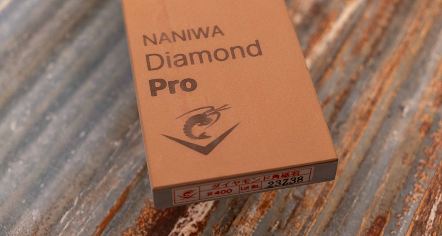 Naniwa Diamond Pro stone with grit #400 is a premium diamond plate of lower granulation that is excellent for knife sharpening even when we are dealing with very hard steel and ceramics, for which regular whetstones prove ineffective or too slow. It is suitable for all types of steel. The low grit makes it especially suitable for repairing damaged blades and flattening other whetstones.