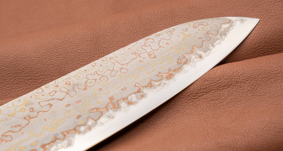 Hayabusa Santoku Aogami #2 Rainbow Damascus is a versatile Japanese kitchen knife ideal for preparing meat, fish, and vegetables. Its blade, made of Aogami #2 steel, is thin and precise. It excels in sharpness, edge retention, and ease of maintenance, but above all - looks - with the unique rainbow damascus pattern!