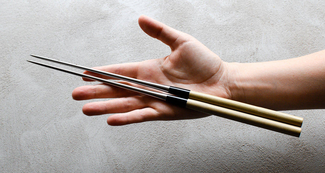 Kaneka Chopsticks are 305 mm long, made of stainless steel, the handle is made of magnolia and buffalo horn. They are extremely widespread and popular among Japanese professional chefs, where they are indispensable in baking tempura, as they can be used safely and comfortably over a hot stove due to their length.