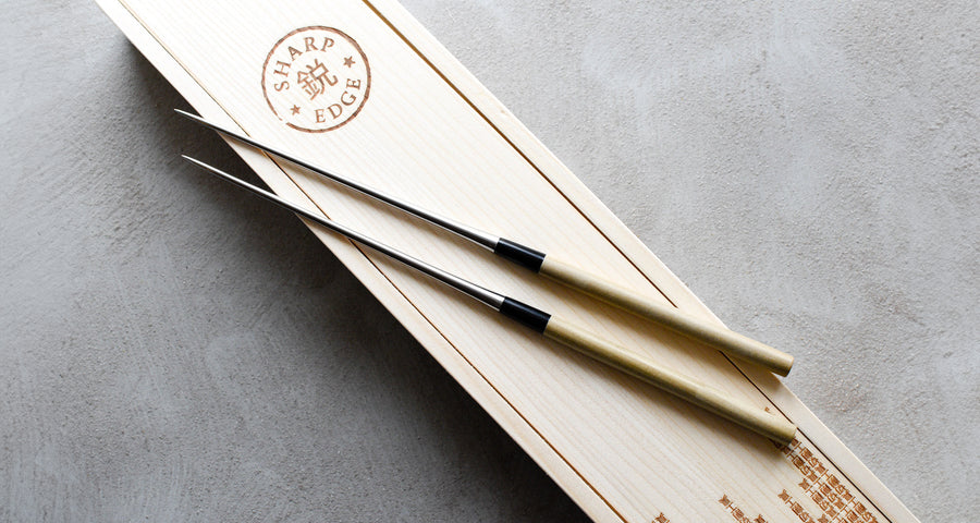 Kaneka Chopsticks are 305 mm long, made of stainless steel, the handle is made of magnolia and buffalo horn. They are extremely widespread and popular among Japanese professional chefs, where they are indispensable in baking tempura, as they can be used safely and comfortably over a hot stove due to their length.