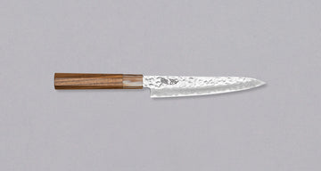 The Kotetsu VG-10 Damascus Petty 150 mm is a small Janapese knife with visible hammer prints, a damascus pattern and a classic Japanese (wa-style) teak handle. VG-10 stainless steel ensures rust resistance, durability, and wear resistance. Because it is low-maintenance, it is suitable as a first Japanese kitchen knife.