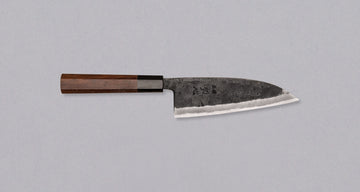 Discover the Kurokaze Ryo-Deba Aogami #2 Kuro-uchi 165mm – a robust, double-bevel deba knife crafted for fish enthusiasts and chefs alike. Unlike traditional single-bevel debas, this Ryo-Deba is easier to sharpen and ideal for tackling tough tasks, from slicing through large fish bones to handling chicken. Designed with a symmetrical blade, it’s perfect for both right- and left-handed users. Built for serious kitchen work, this durable knife is a must-have for professionals and skilled home cooks, especiall