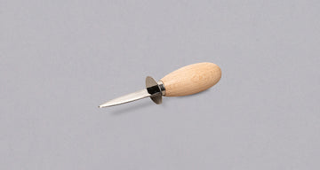 This oyster knife made of high-quality stainless steel is an essential tool in the kitchen of any oyster lover. The oval-shaped wooden handle allows for a good, stable grip and comfortable handling. Since it is made of stainless steel, it is easy to maintain and is also suitable as a gift. Made in Seki, Japan.