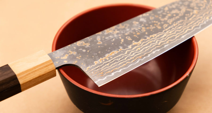 Saji&nbsp;Santoku VG-10 Gold RWO 165mm&nbsp;is a versatile Japanese kitchen knife suitable for preparing meat, fish and vegetables. However, it would be an injustice to call it just a kitchen knife, as it is a remarkable example of blacksmith's craftsmanship - from its unique design to its very&nbsp;specific features.