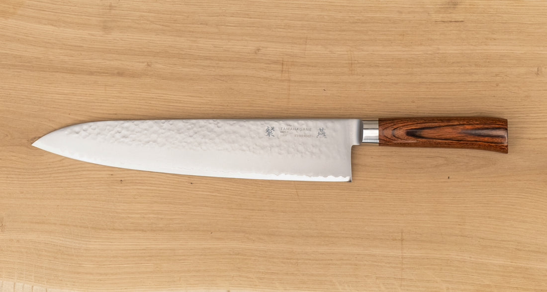 Tamahagane Tsubame Gyuto features a super-long blade of 270mm (10.6”) in length, reserved for only the most daring users. It also requires a large work area and a big cutting board. Due to its length, it is recommended for experienced chefs and all those who are accustomed to longer knives.