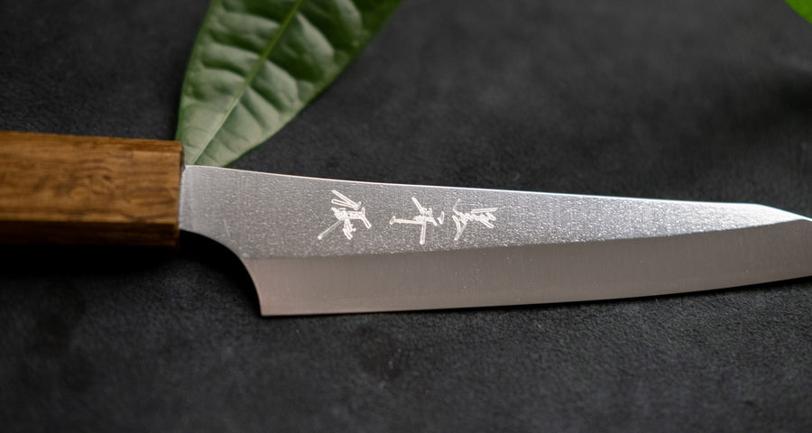 Kurosaki Petty from the Gekko line is another special blade from the hands of a talented young master blacksmith Yu Kurosaki. The minimalistic blade is treated to a high polish − hence the name Gekkō (月光), moonlight in Japanese. Made from VG-XEOS steel (61 HRC), it has excellent resistance to wear and corrosion.