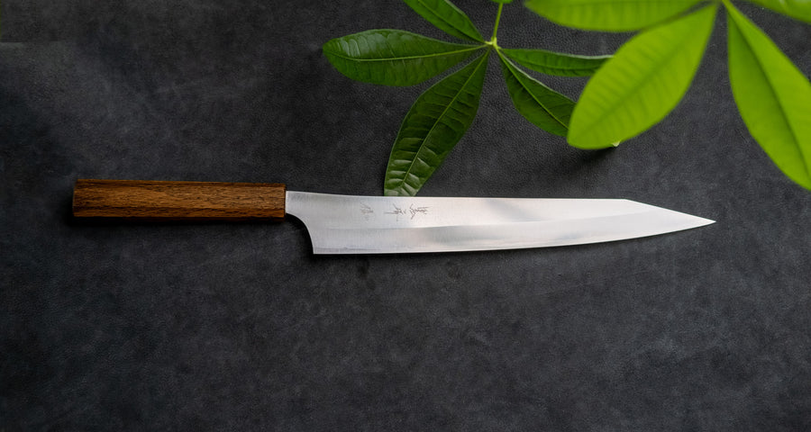 Kurosaki Sujihiki Gekko from the Gekko line is the work of a talented master blacksmith Yu Kurosaki. The minimalistic, lightweight, perfectly balanced blade is treated to a high polish. The knife features new VG-XEOS steel (61 HRC), which has excellent resistance to wear and corrosion, and is fitted with an oak handle.