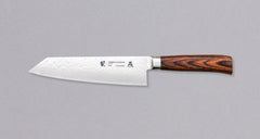 Kengata refers to the shape of the blade similar in usage to a Chef’s knife, but with a more striking look. The blade is finished off with a reversed tanto tip (also known as K-tip). The profile and length are suitable for both long and short cuts, the curve of the belly enables chopping on a kitchen board and the sharp tip excels at tasks where precision is key. The core of the blade has a high-polish finish and is forged out of VG-5 steel .